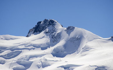 Punta Dufour, Dufourspitze, Dufour Peak. Segundo pico más alto de los Alpes, en el macizo del Monte Rosa. Se puede apreciar la huella y un montañero subiendo por la cresta hacia el Pico