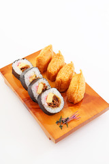 おいしそうな太巻きと稲荷寿司