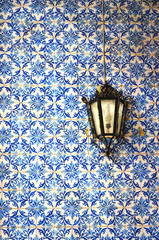 Azulejos y farol en Lisboa, Portugal
