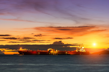 Obraz premium Oil Tanker loading oil