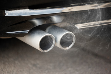 Umweltbelastung - Car smokes out of the exhaust