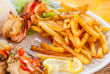 assiette de frites et de grillades de la mer 