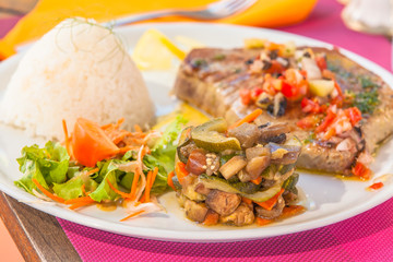 tartare de légumes, grillade de poisson, riz, salades