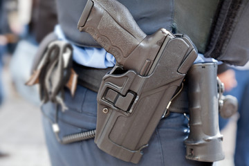 Polizei Schusswaffe an der Hüfte Nahaufnahme