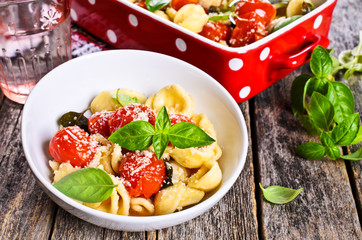Pasta with tomatoes, Basil and cheese