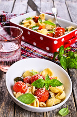 Pasta with tomatoes, Basil and cheese