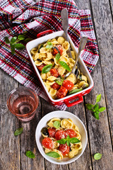 Pasta with tomatoes, Basil and cheese