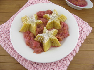 Glutenfreie Maisküchlein mit Rhabarberkompott und Puderzucker
