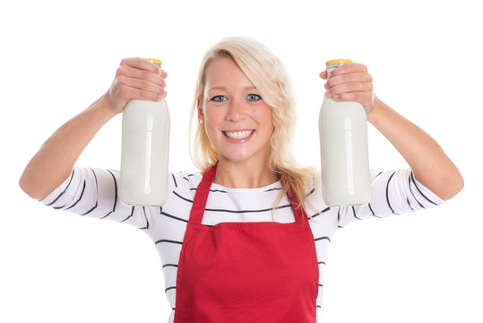Frau präsentiert 2 Liter Milch in Glasflaschen
