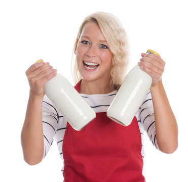 Hausfrau in Küchenschürze hält zwei Flaschen Milch 