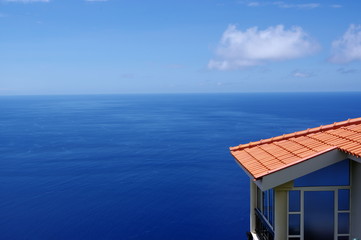 dom z widokiem na ocean © Konrad_elx