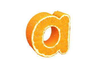 Litera b zrobiona z pomarańczy z delikatnymi kroplami wody.