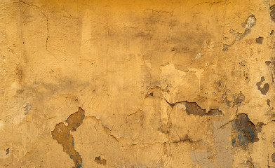 Textuur van oude muur bedekt met geel stucwerk