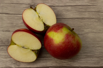 Frische Äpfel auf Holzuntergrund