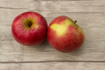 Frische Äpfel auf Holzuntergrund