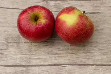 Frische Äpfel auf Holzuntergrund