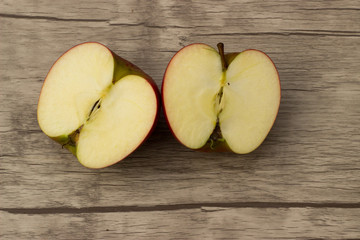 Frische Äpfel auf Holzuntergrund
