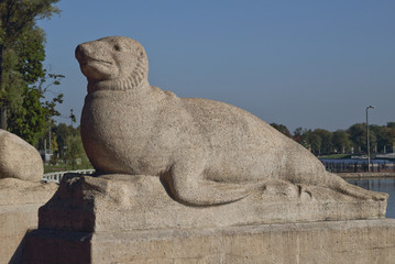 Fototapeta na wymiar Статуя балтийского тюленя на набережной Калининграда.