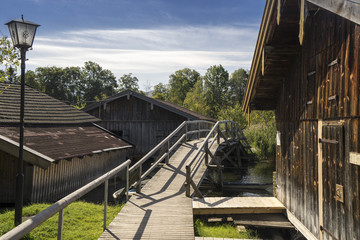 Holzbrücke und Bootshäuser, Seehausen am Staffelsee