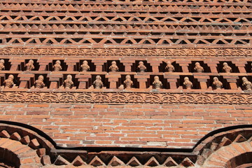 кирпичная стена с узорами