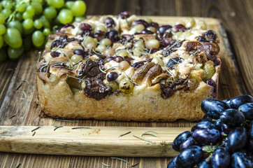 Cake with chocolate and marshmallow grapes from Jamie Oliver  