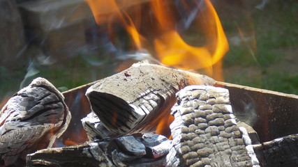 Языки пламени в мангале