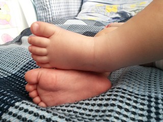 Obraz na płótnie Canvas Newborn baby's feet