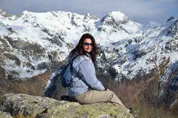 Naklejka premium Hiker in the winter mountains