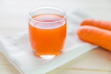 carrot juice and fresh carrot