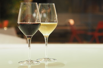 Verres de vin rouge et blanc