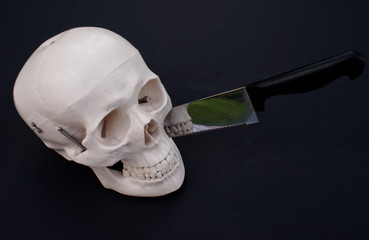 Skull and Knife 