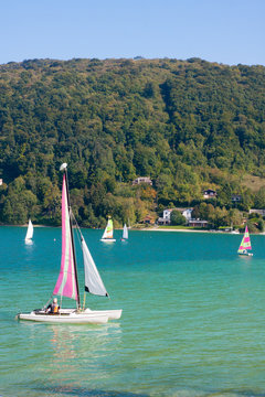 voiles sur le lac de Paladru (Is&egrave;re)