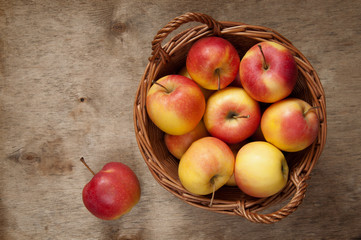 Яблоки в корзине