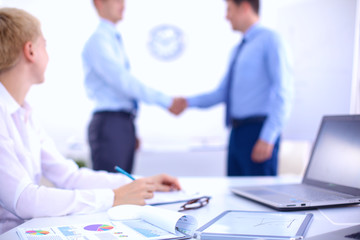 Obraz premium Business people shaking hands, finishing up a meeting, in office