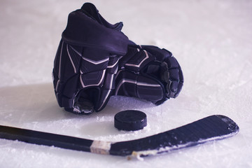 Naklejka premium hockey sticsk and puck on ice
