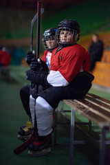 Naklejka premium children ice hockey players on bench
