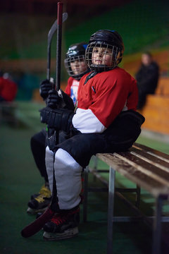 children ice hockey players on bench