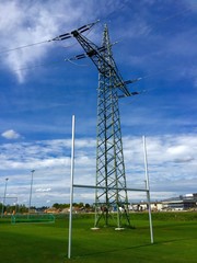 Strommast mitten auf dem Sportplatz