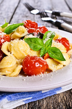 Pasta with tomatoes, Basil and cheese