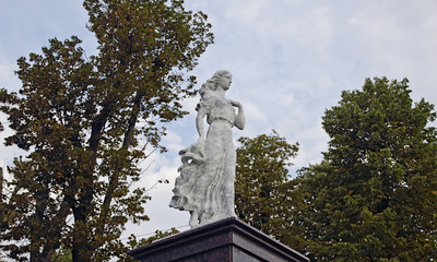 Неринга (былинная девушка-великан)  -  приносила счастье повсюду, куда приходила.