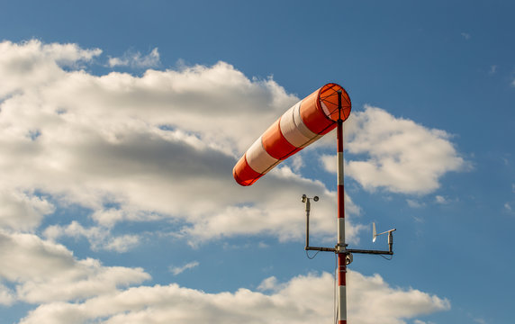 Windhose in Mainz Finthen vor bew&ouml;lktem Himmel