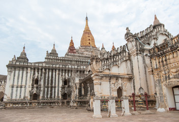 Fototapeta na wymiar That Byin Nyu Temple and other temples in Bagan, Myanmar