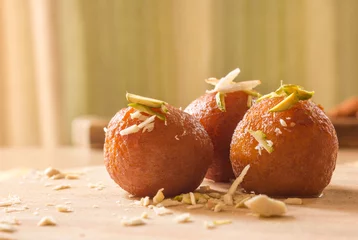 Gardinen Gulab Jamuns, Indian dessert topped with Cashews, pistachio and almonds. © sudhas