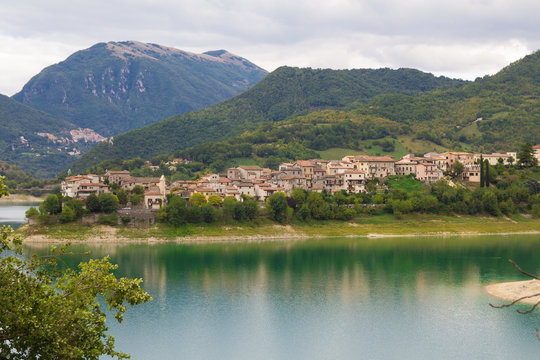 Colle di Tora sul lago del Turano
