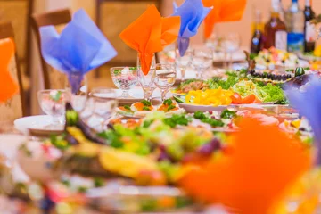 Crédence de cuisine en verre imprimé Plats de repas Served table for banquet food meal dish restaurant