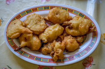 Vegetarian food : Cauliflower fritters, like donuts with barbecue sauce. 