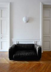 Canapé en cuir et parquet ancien d'appartement privé parisien  - obrazy, fototapety, plakaty