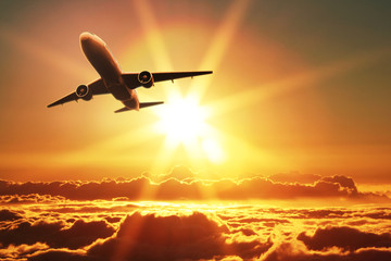 Fototapeta premium Samolot startuje o wschodzie słońca