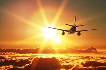 Naklejka premium Samolot startuje o zachodzie słońca