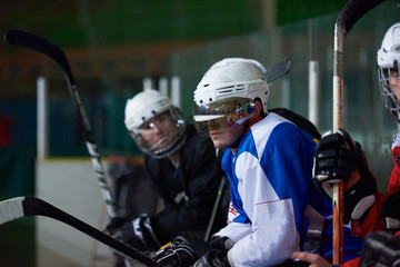 Naklejka premium ice hockey players on bench